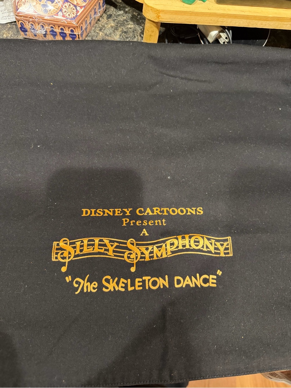 Dancing skeleton table runner - Picture 4 of 5